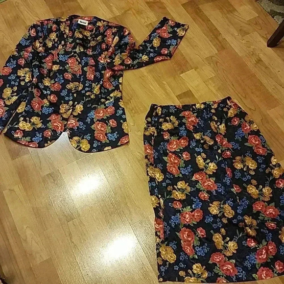 Leslie Faye 1980's Vintage Floral 2 Piece Skirt/ Top Set 8 - Picture 9 of 9